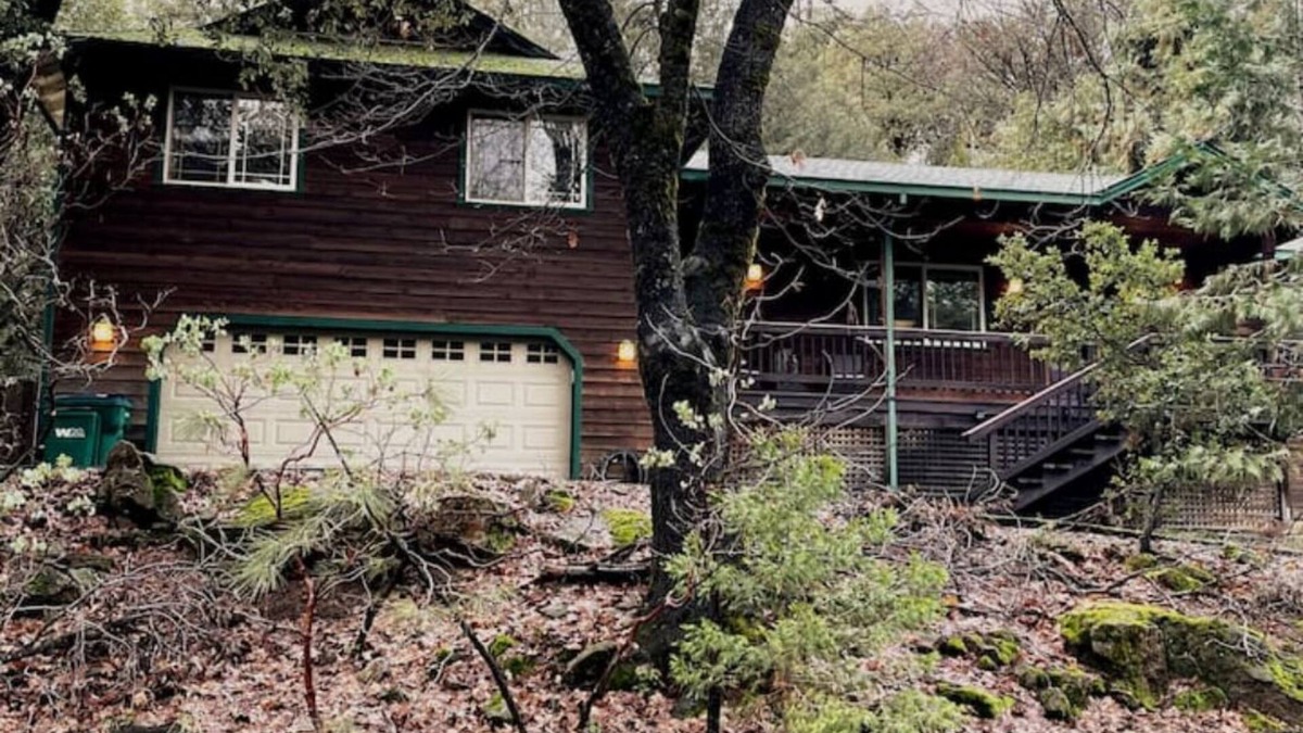 Twain Harte Cabin | Twain Harte, Sugar Bear Cabin near snow parks and Dodge Ridge.nCozy Cabin
