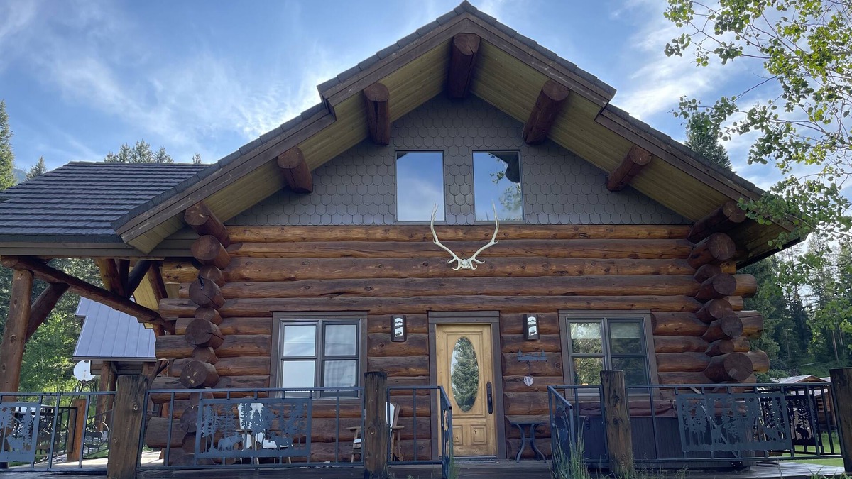 Cody Cabin | Tweek's Cabin- luxury cabin with yard, fire pit, and hot tub!nn
