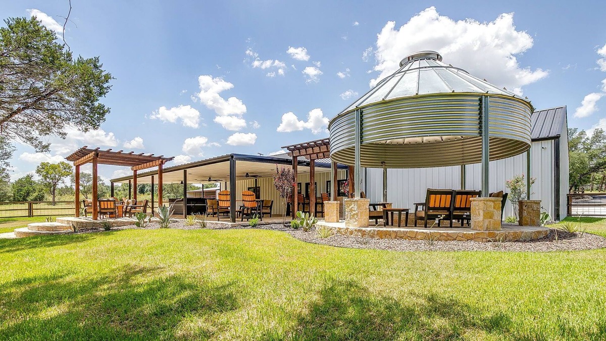 Glen Rose House | Twin Cedar Creek Ranch Hot Tub, Outdoor Kitchen & Nature Retreat