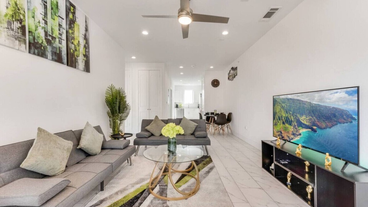 Downtown Dallas Apartment | Twin City View Apartments I King Bed I FreeParking