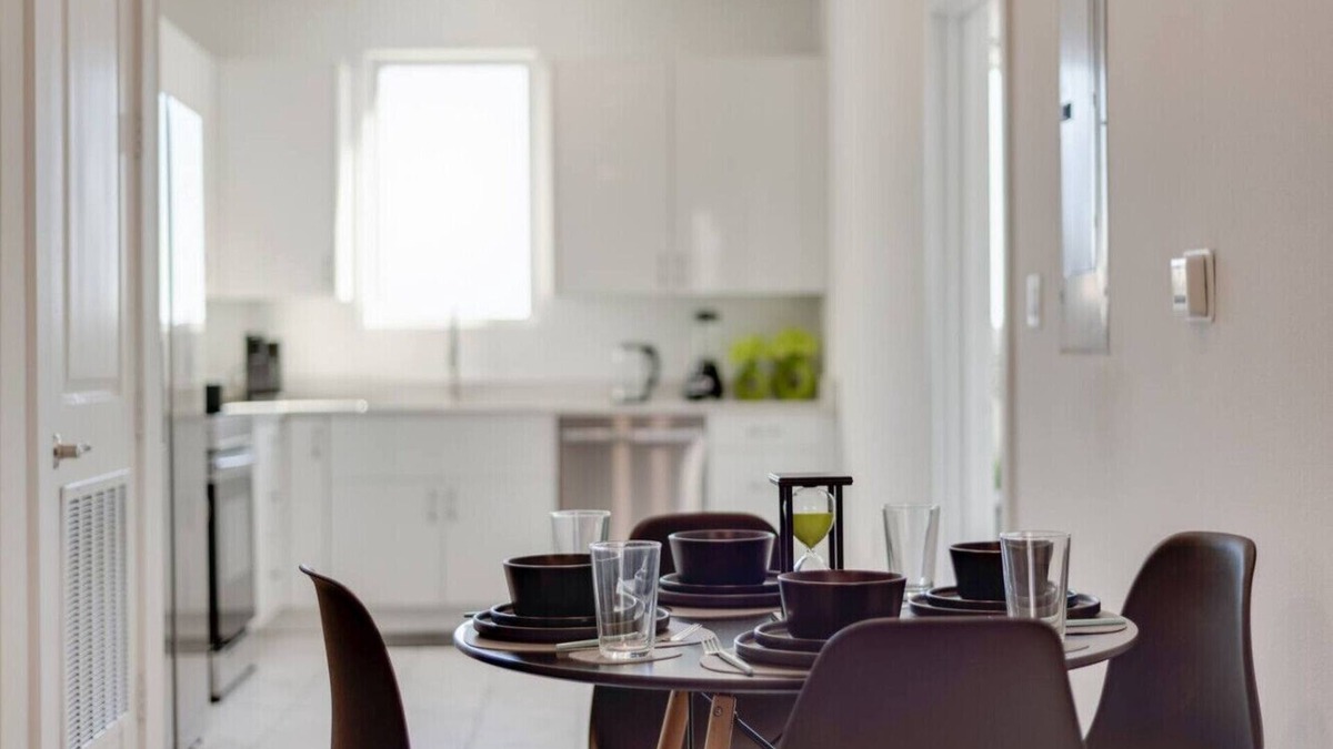 Downtown Dallas Apartment | Twin Metroview Apartments I King Bed I FreeParking