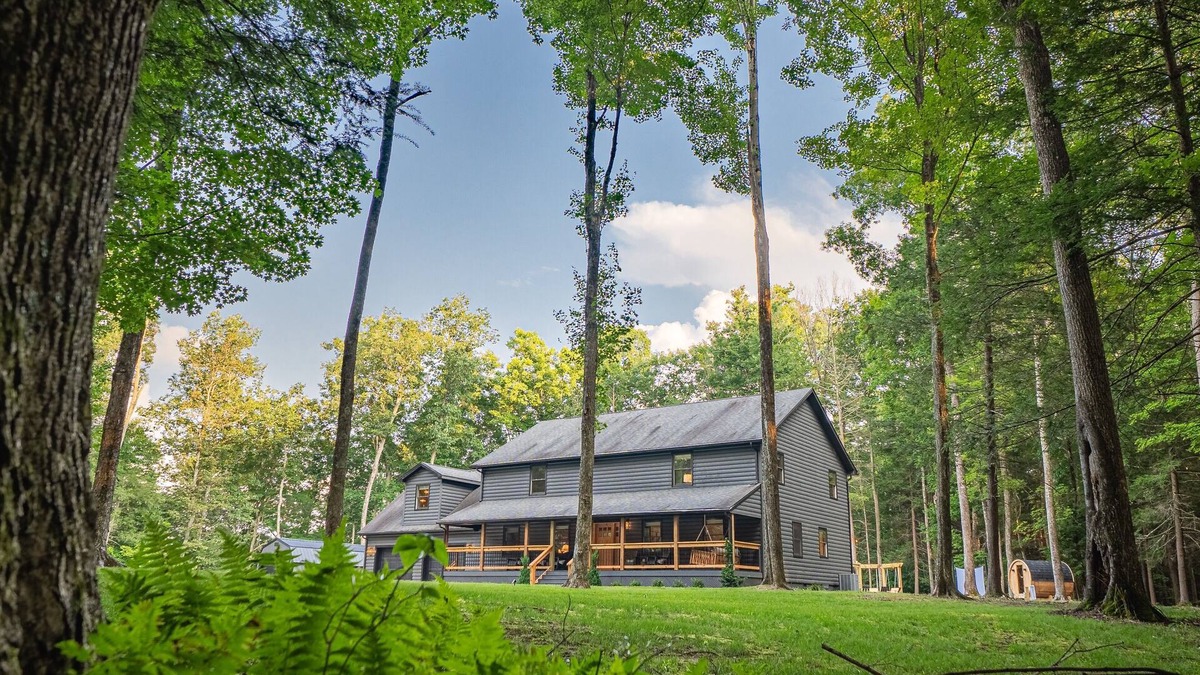 Mt Lookout Cabin | Twin Oaks Lodge: 4 Kings, Hot Tub, Sauna & EPIC Game Room