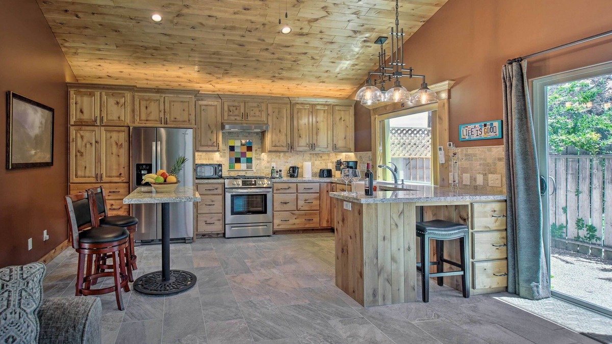 Simi Valley Cottage | 'Twin Palms' Romantic Retreat: Yard + Grill!