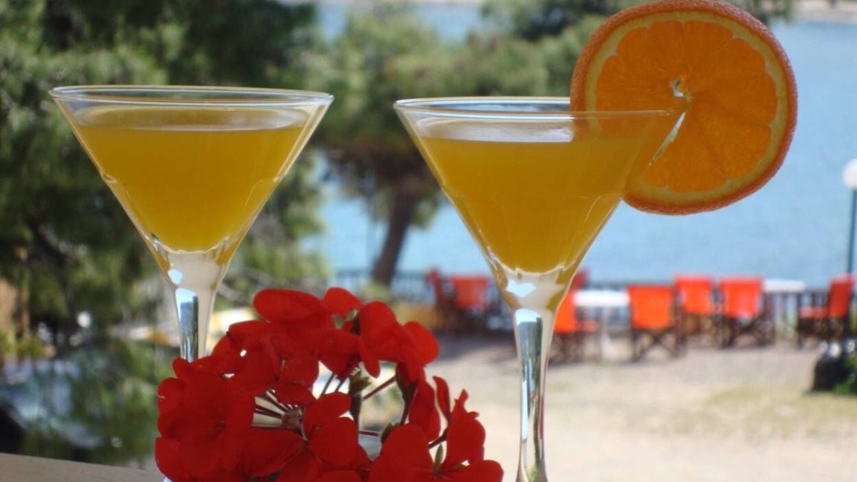Agia Marina Bed & Breakfast | Twin Room in front of Agia Marina beach