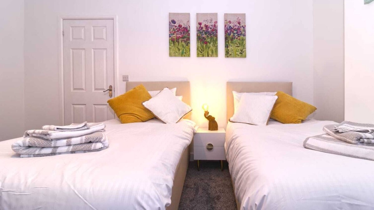 Newton-le-Willows House | Twin Room + Private Access to Living Areas (House