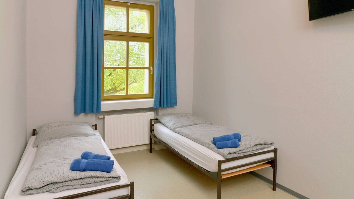 Guben Apartment | Twin room (shared shower / toilet / washbasin on floor) 15 - Hostel in Guben