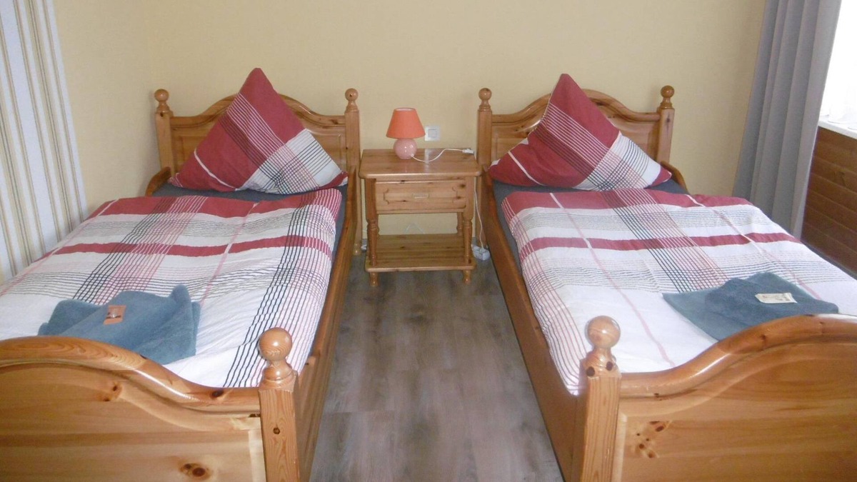 Hinzerath Cottage | Twin room, shower, toilet, balcony - Haus Hochwaldhöhe