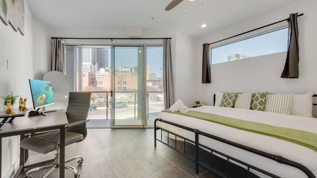 Downtown Dallas Apartment | Twin Urbanview Apartments I King Bed I FreeParking