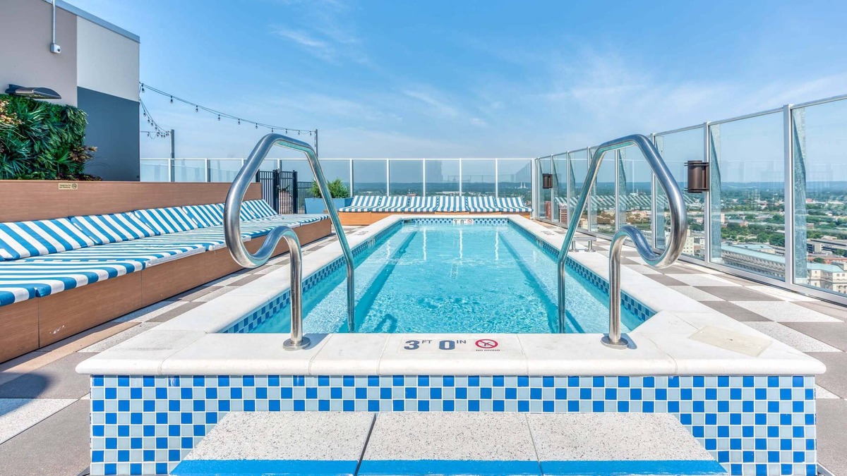 Old Louisville Apartment | TWO 800 Tower CozySuites w/sky pool, lounge! 21FL