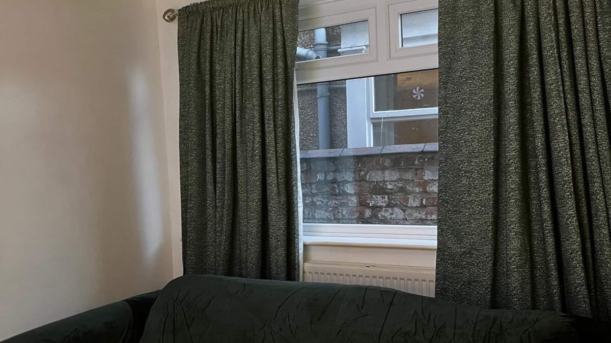 Grimsby House | two bed, close to beach , football stadium and hospital