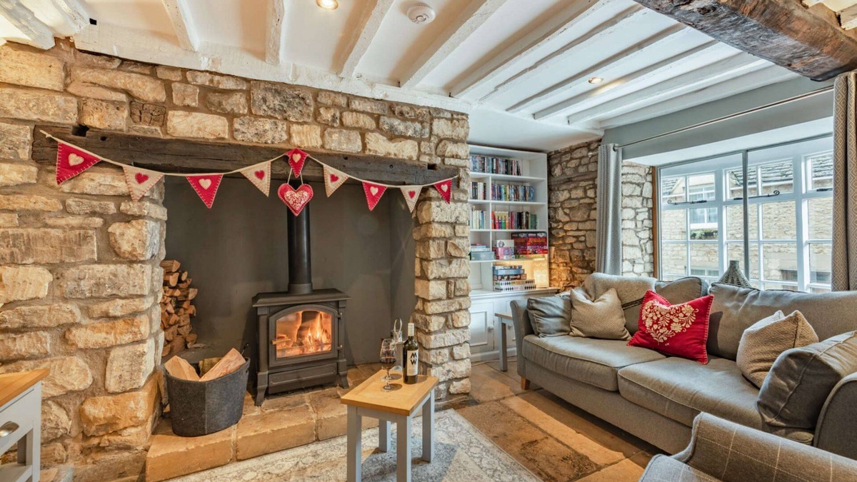Winchcombe Cottage | Two bed dog friendly Cotswold stone holiday cottage in Winchcombe - Miller's Cottage