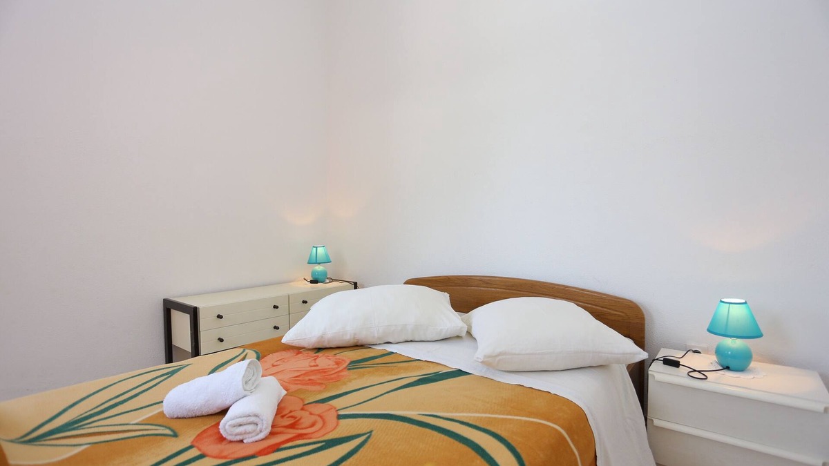 Ruskamen Apartment | Two bedroom apartment with terrace and sea view Lokva Rogoznica, Omiš (A-17645-a)