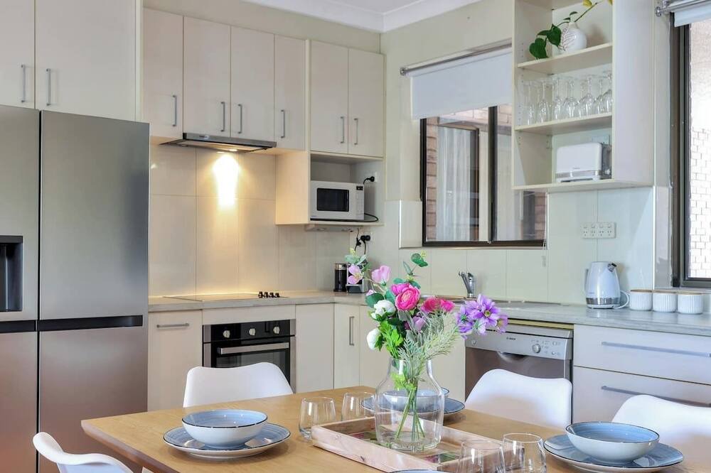 Nightcliff Apartment | Two bedroom apartment overlooking the beautiful Nightcliff foreshore .