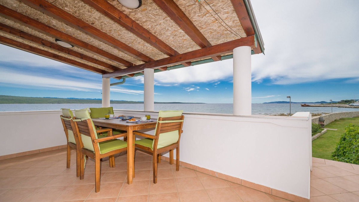 Nerezine Apartment | Two bedroom apartment near beach Nerezine, Lošinj (A-7963-c)