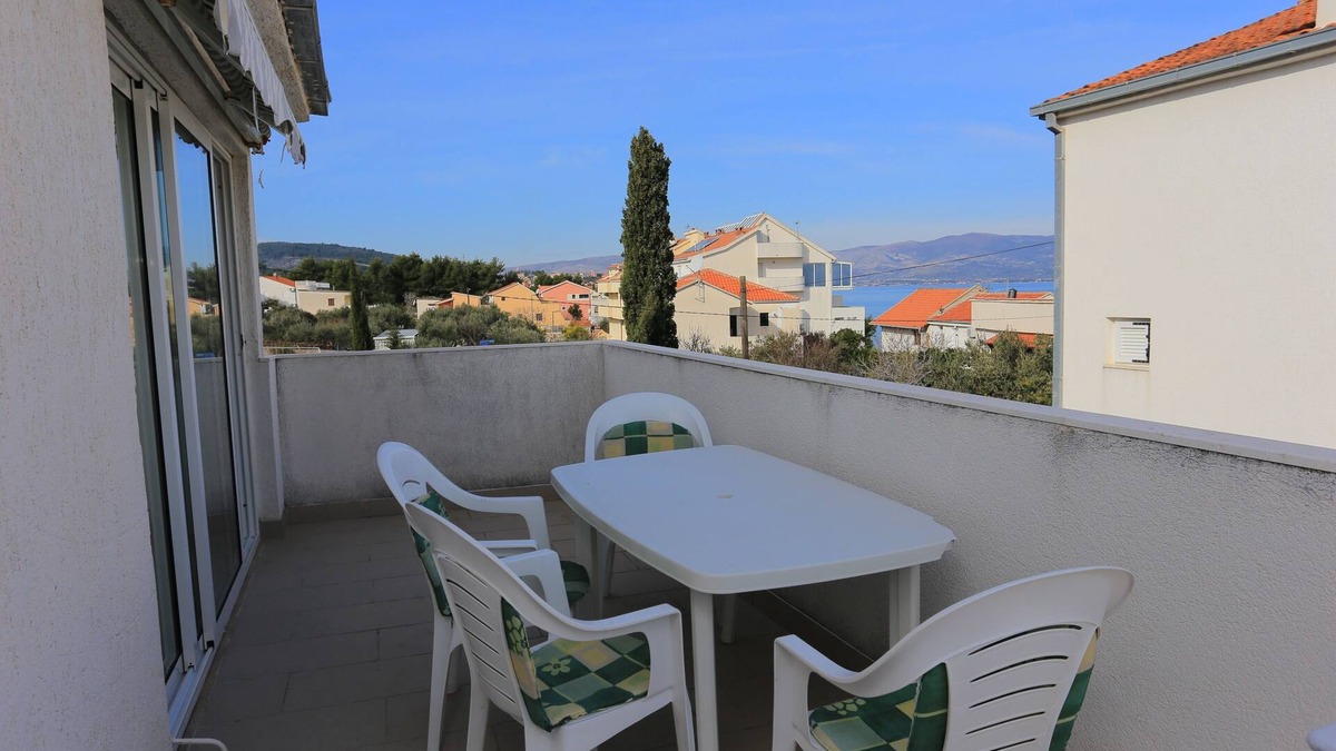 Slatine Apartment | Two bedroom apartment with terrace and sea view Slatine, Čiovo (A-16345-a)