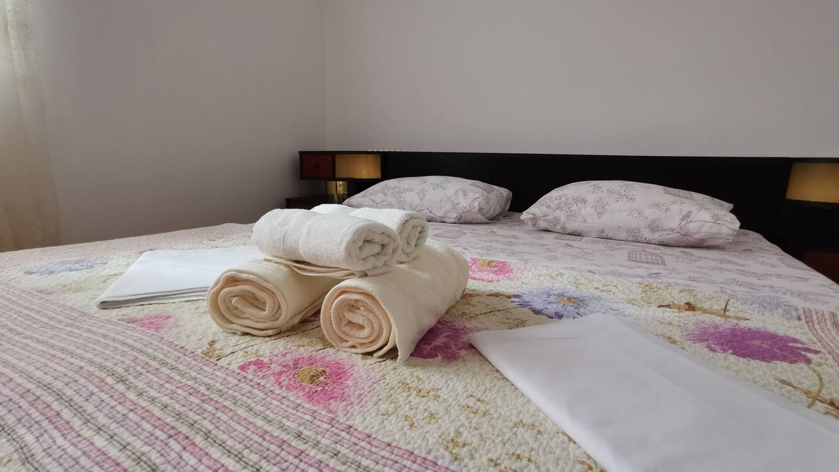Vinisce Apartment | Two bedroom apartment near beach Vinišće, Trogir (A-4288-c)