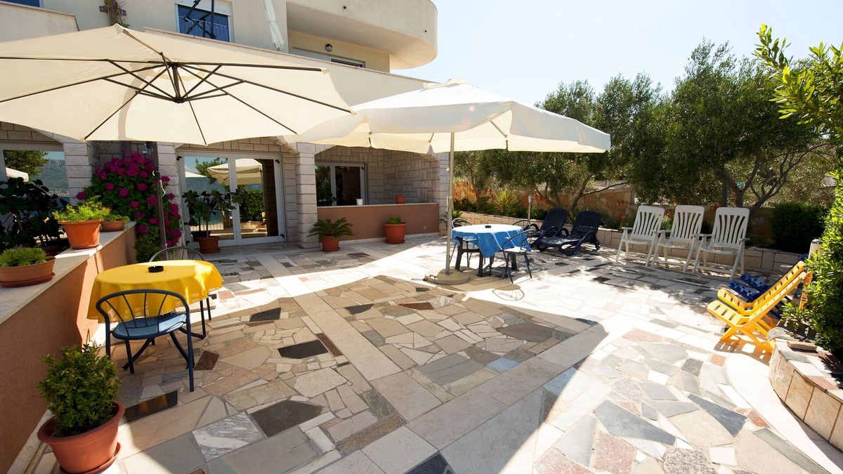 Slatine Apartment | Two bedroom apartment near beach Slatine, Čiovo (A-1139-c)
