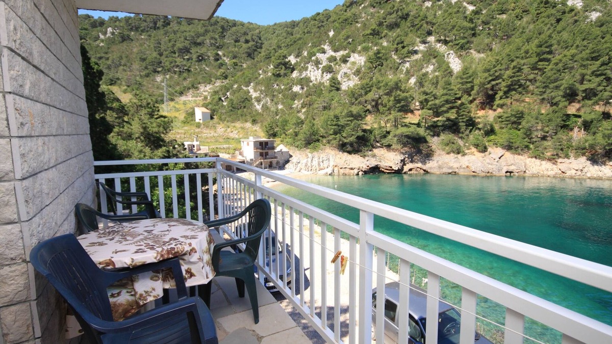 Bogomolje Apartment | Two bedroom apartment near beach Cove Mala Pogorila, Hvar (A-8953-a)