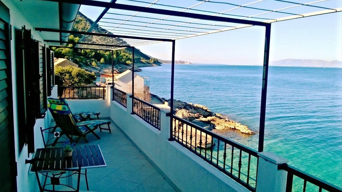 Gdinj Apartment | Two bedroom apartment near beach Cove Virak, Hvar (A-12321-a)