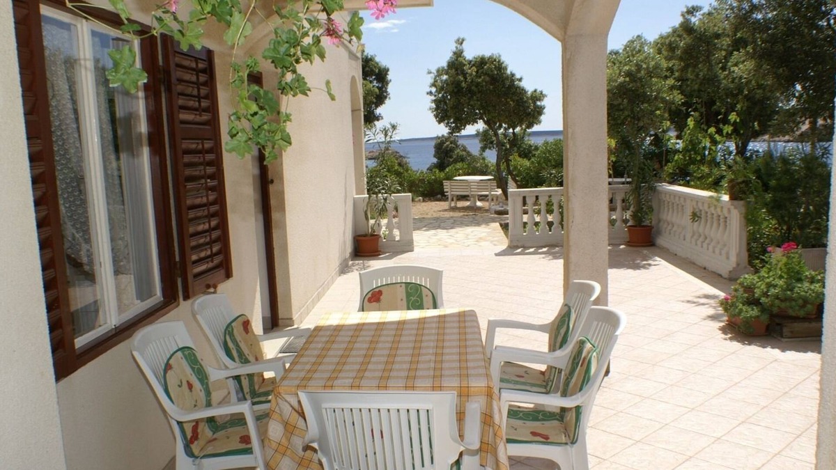 Simuni Apartment | Two bedroom apartment near beach Šimuni, Pag (A-236-b)