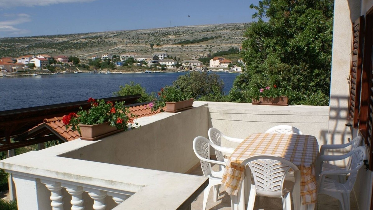 Simuni Apartment | Two bedroom apartment near beach Šimuni, Pag (A-236-d)