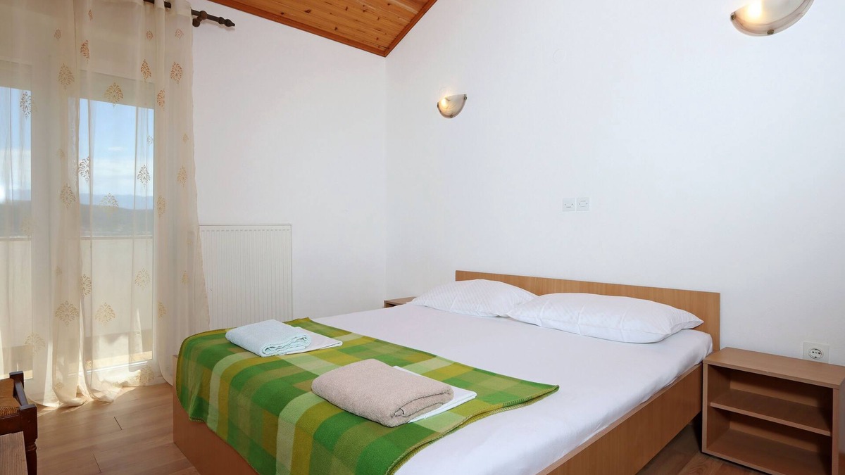 Rab Town Apartment | Two bedroom apartment near beach Supetarska Draga - Gonar, Rab (A-18650-d)