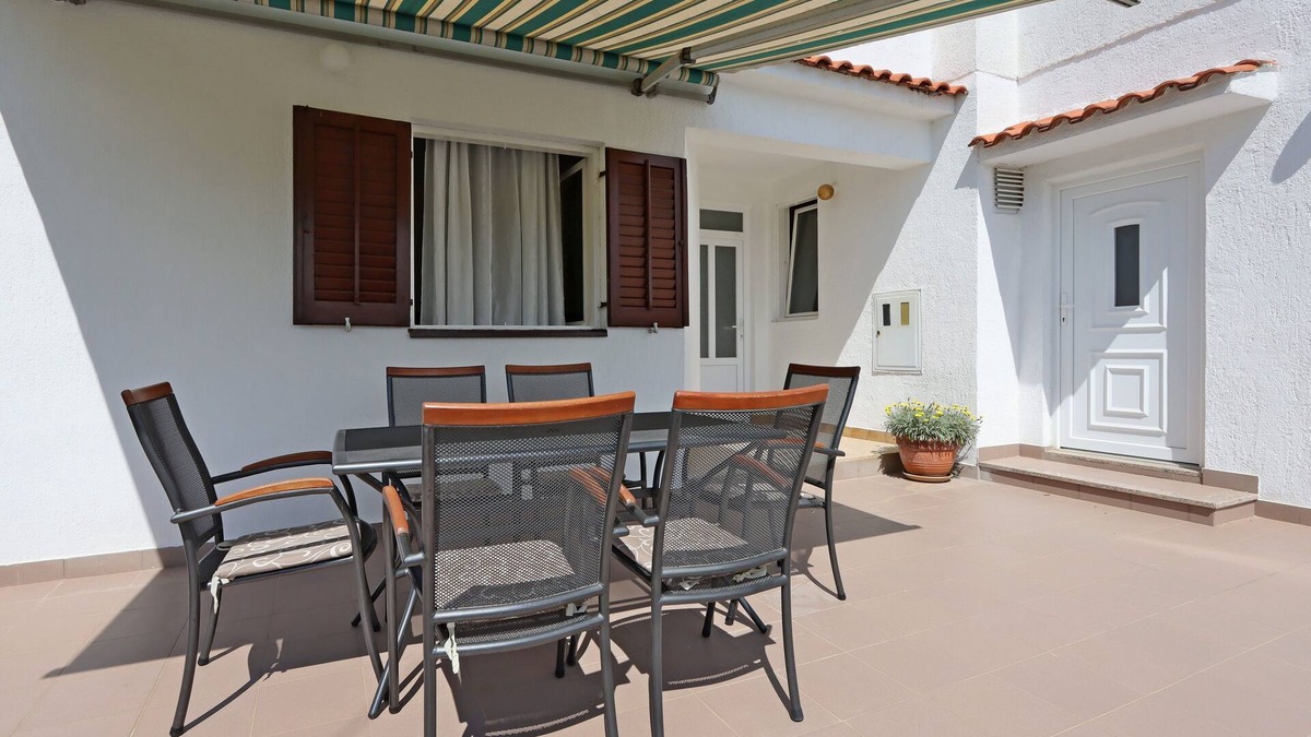 Rab Town Apartment | Two bedroom apartment near beach Supetarska Draga - Gonar, Rab (A-18650-c)
