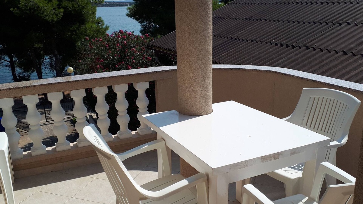 Tkon Apartment | Two bedroom apartment near beach Tkon, Pašman (A-8454-b)