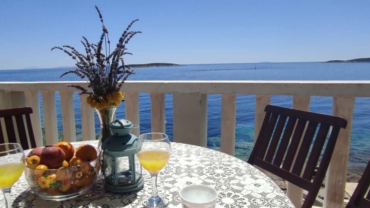 Milna Apartment | Two bedroom apartment near beach Milna, Vis (A-3036-b)