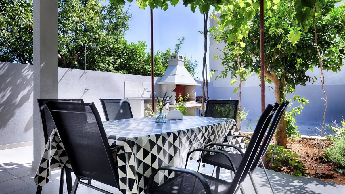 Komiza Apartment | Two bedroom apartment with terrace Komiža, Vis (A-9722-a)