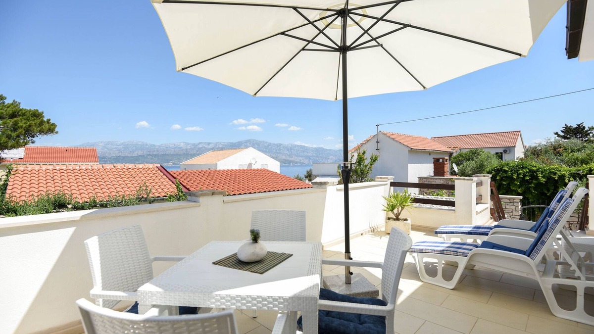 Splitska Apartment | Two bedroom apartment with terrace and sea view Splitska, Brač (A-11300-a)