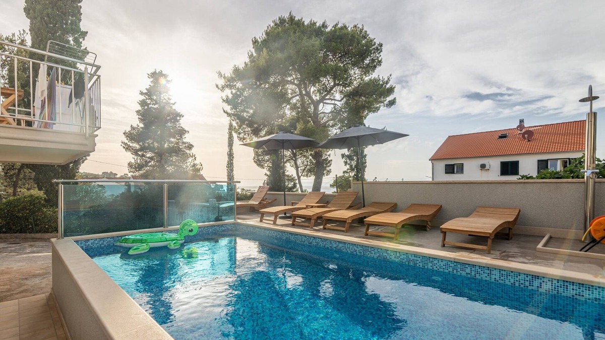 Sutivan Apartment | Two bedroom apartment with air-conditioning Sutivan, Brač (A-15665-b)