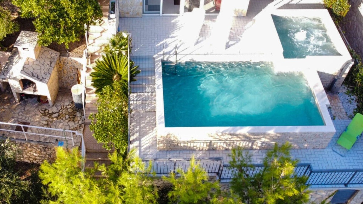 Pisak Apartment | Two Bedroom Apartment with Sea View and Private Pool