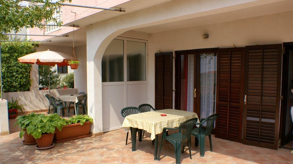 Mandre Apartment | Two bedroom apartment with terrace Mandre, Pag (A-523-b)