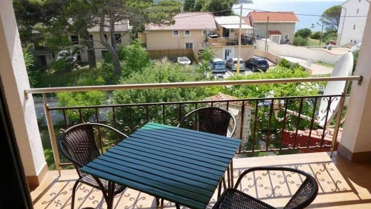 Banjol Apartment | Two bedroom apartment with balcony and sea view Banjol, Rab (A-22362-b)