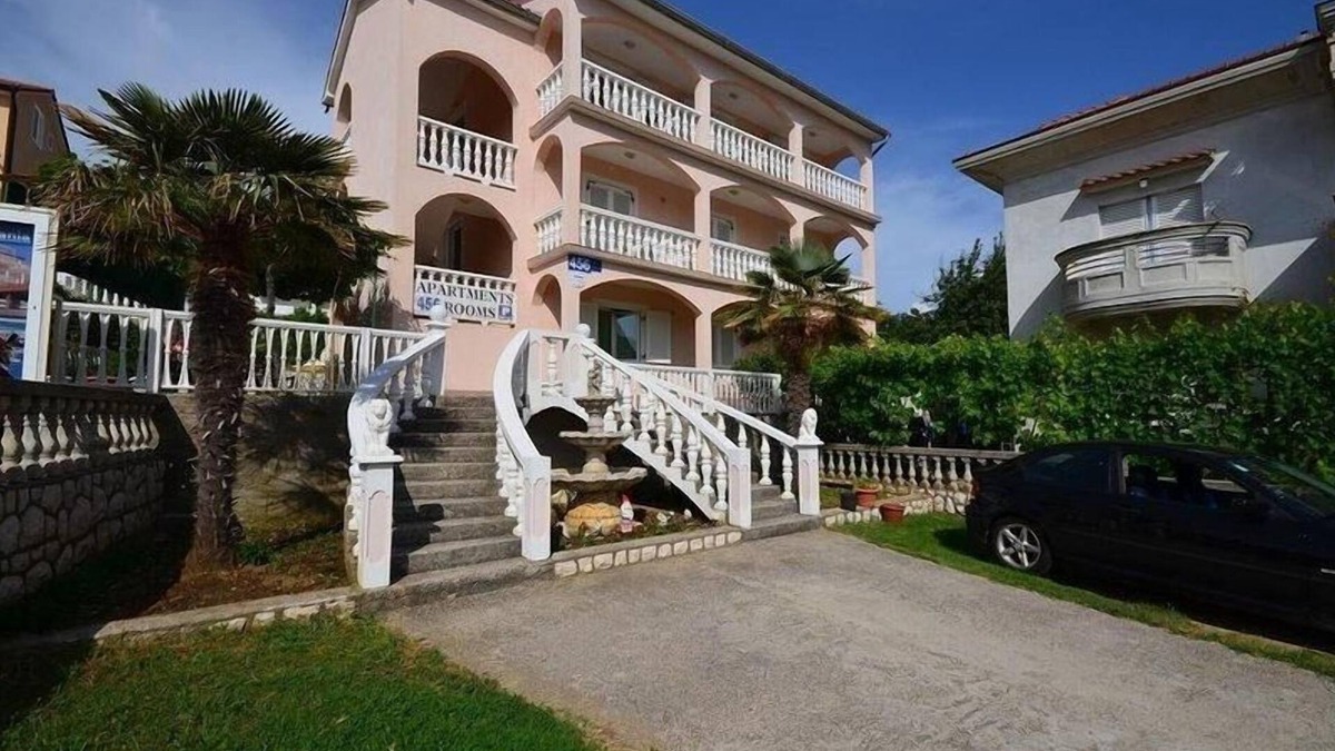 Rab Town Apartment | Two bedroom apartment with balcony Lopar, Rab (A-23825-b)