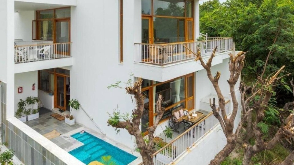 Bedla Villa | Two-bedroom boutique homestay with a serene view of Lake Lakhawali and Aravalis.