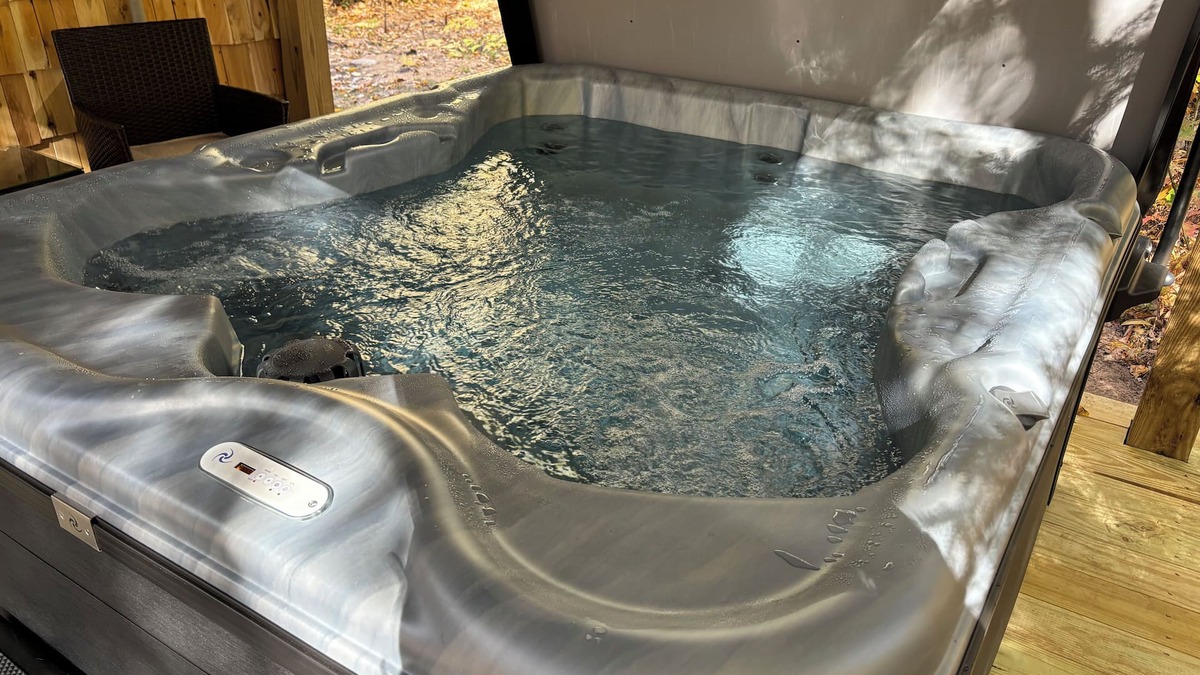 Au Train Cabin | Two bedroom cabin with hot tub and fireplace.