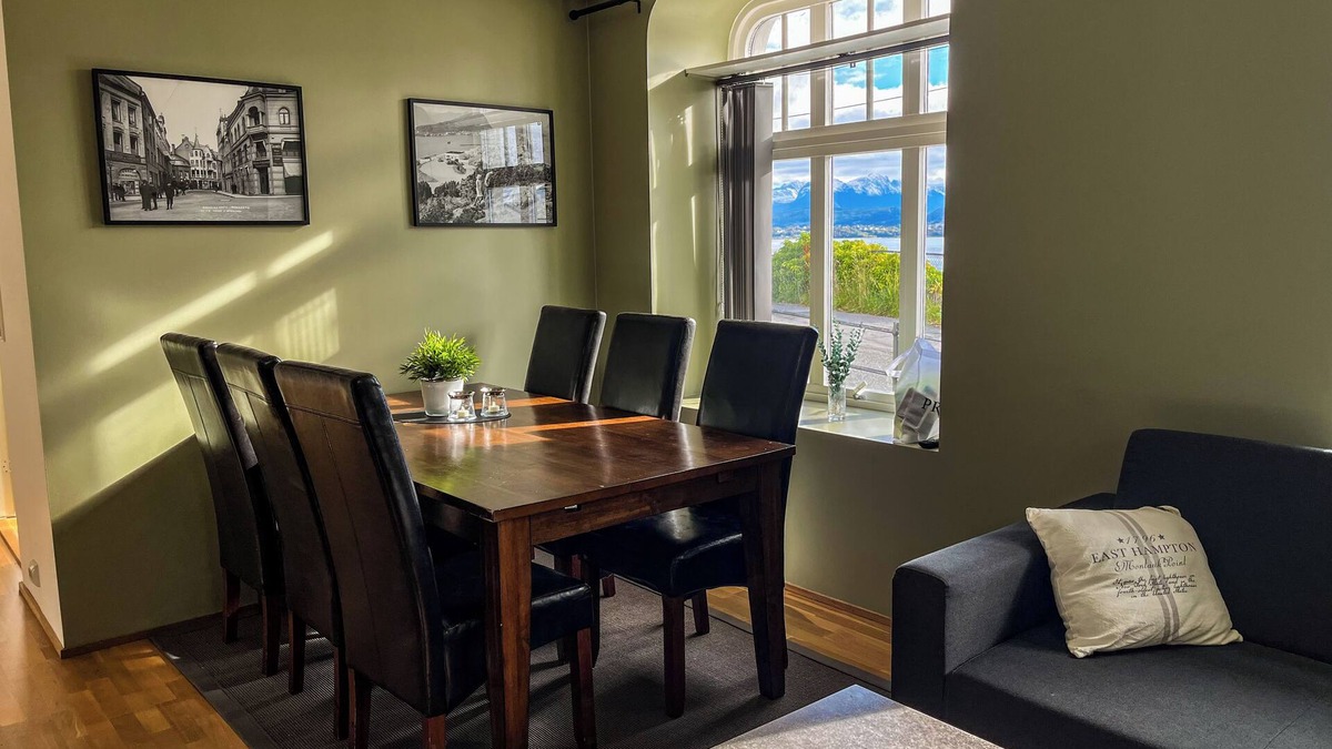 Alesund Apartment | Two-Bedroom City Apartment with Fire Place and Free Parking - Calm and Central