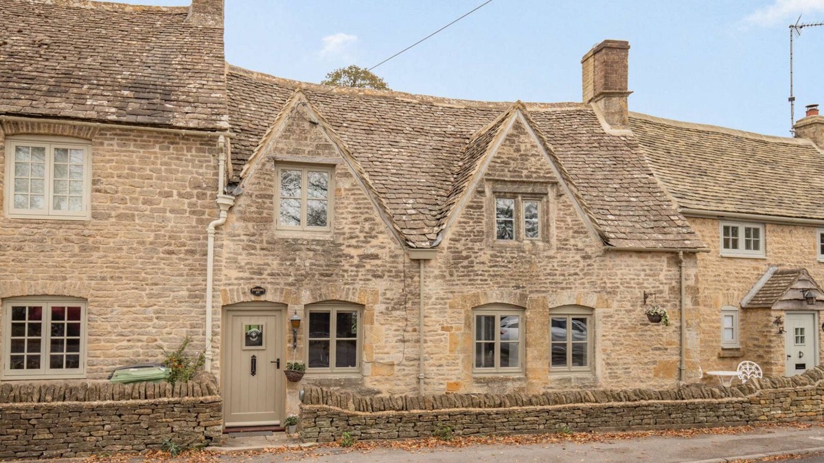 Longborough Cottage | Two bedroom dog friendly holiday cottage in the Cotswolds - Travellers Joy