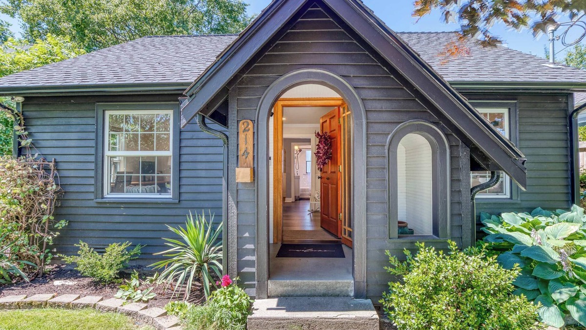 Snohomish House | Two Bedroom Farmhouse with Hot Tub in Snohomish