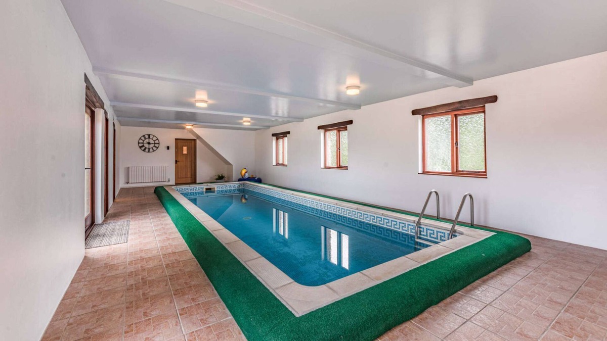 Fairford Apartment | Two bedroom holiday accommodation with indoor swimming pool - Meadow View