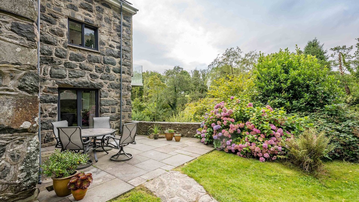 Criccieth Cottage | Two Bedroom Holiday Cottage On The Banks of The River Dwyfor | Melin-Dwyfor