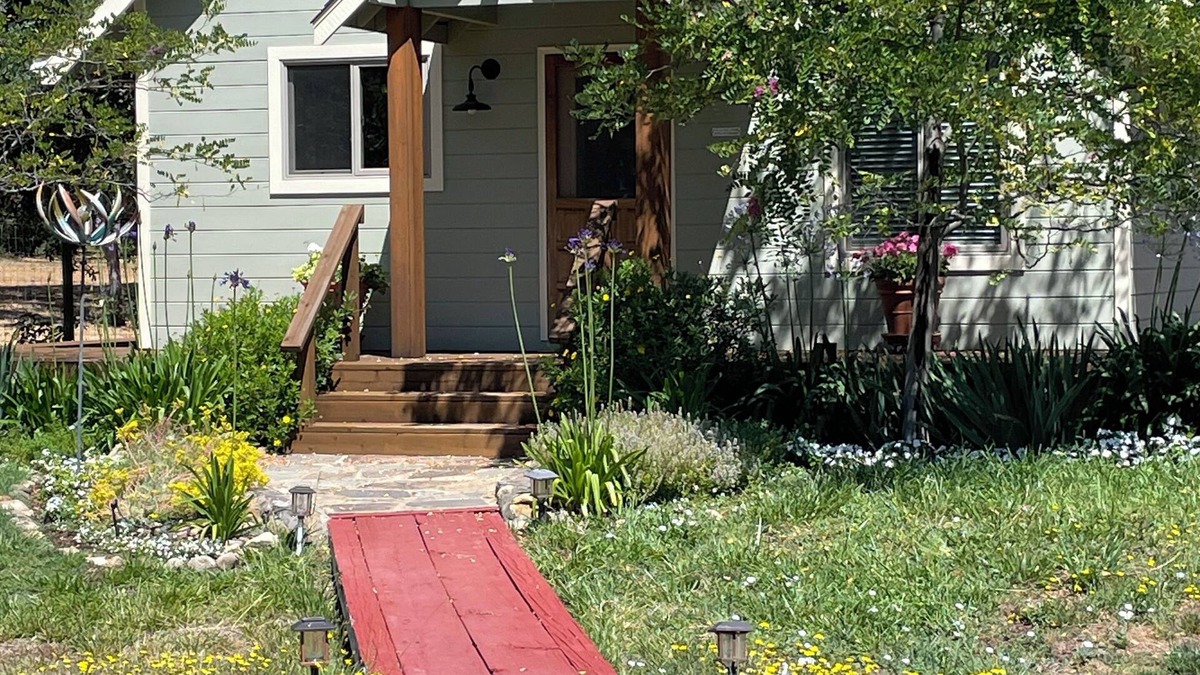 Glen Ellen House | Two-bedroom House with Wrap-Around Deck & Garden - Super Amenities