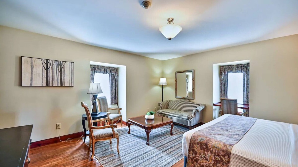 Milford House | Two Bedroom King Suite, Tom Quick Inn, Daily Housekeeping, Bar Onsite