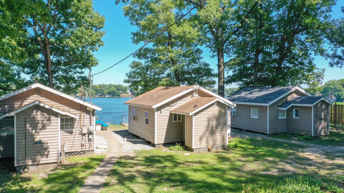 Monticello Cabin | Two Bedroom - Lakeview Cabins - These lovely two-bedroom cabins create the ideal lake life vacation setting! Overlooking Lake Shafer and 1/4 mile away from Indiana Beach Amusement Park. 500 sq ft features two (2) full beds and one (1) futon - sleeps