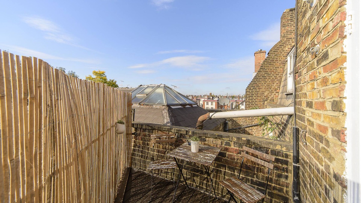 Canonbury Apartment | Two Bedroom Sunrise Apartment Balcony Centrl Angel