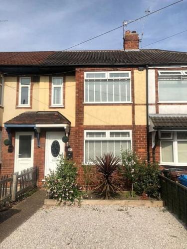 Hull House | Two bedroom terrace house with parking