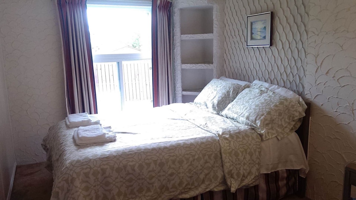 Northwest Calgary House | Two bedroom unit for 5 guests in Edgemont North West of Calgary