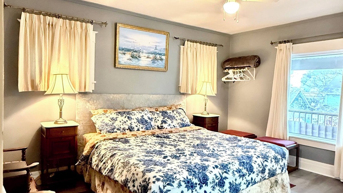 Niagara Falls House | Two bedrooms unit with jacuzzi